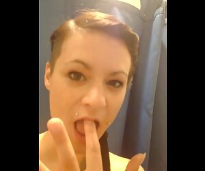 Người phụ nữ bình thường với tóc màu xanh lá cây thủ dâm phim sex vu to không che trong phòng tắm