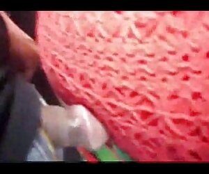 Naomi mở ra âm hộ của cô, cho thấy phim khieu dam khong che gần đó