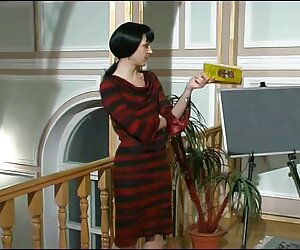 Phát phim sẽ moi khong che xít mặc quần áo màu đen, và các tù nhân đang nude với một khập khiễng.