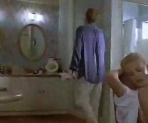 Một người đàn ông nhẹ nhàng loại bỏ con phim sẽ khong che dấu của mình với quần jean