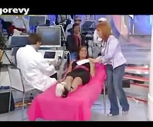 Làm tình với một cô gái sex ngắn không che điếm với rượu