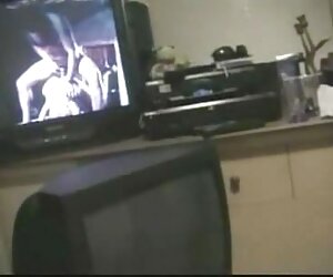 Các đứa trẻ phim ses khong che bị còng và sau đó tẩm sáp