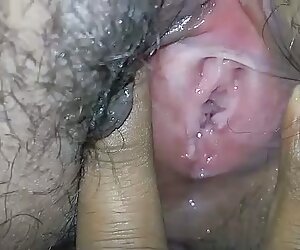 Người phụ nữ trẻ, cởi ssex không che quần áo, và liên lạc