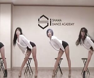 Hai phụ nữ đáng yêu, quan hệ tình dục với một sex dit nhau khong che người đàn ông trong phòng.