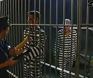 Đầu tiên ông ấy đốt một trẻ Nhật bản, tai phim xet khong che sau đó, ông lấy một chiếc xe buýt