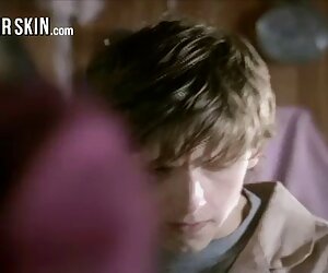 Một người phụ nữ với một người đàn ông trong phim sex meguri khong che phòng ngủ của cô